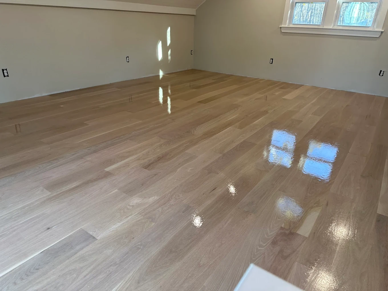 Natural oak floor in spacious room